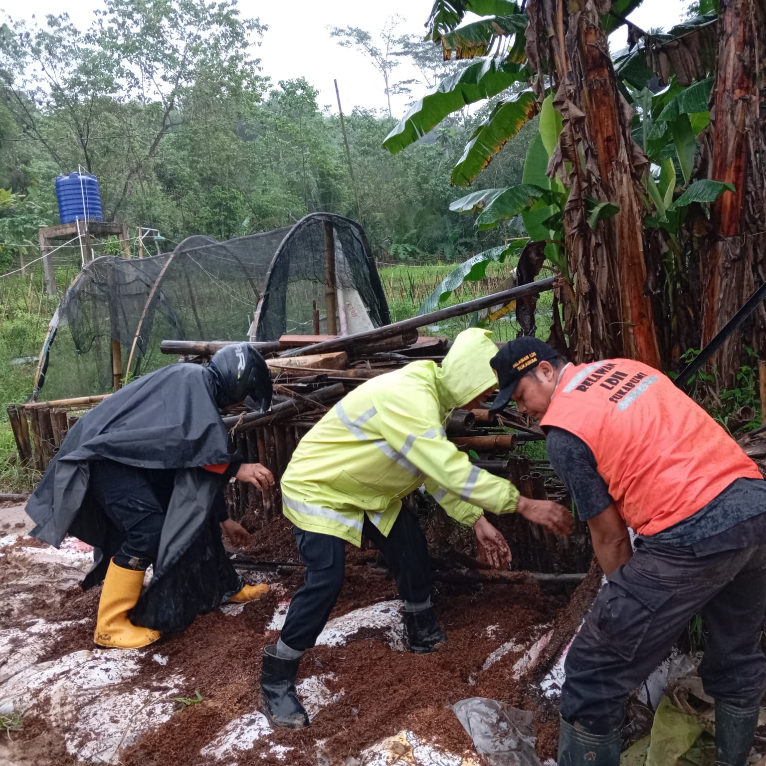 Relawan LDII dan Senkom Mitra Polri Bangun Tanggul Darurat di Sukabumi Usai Banjir Bandang