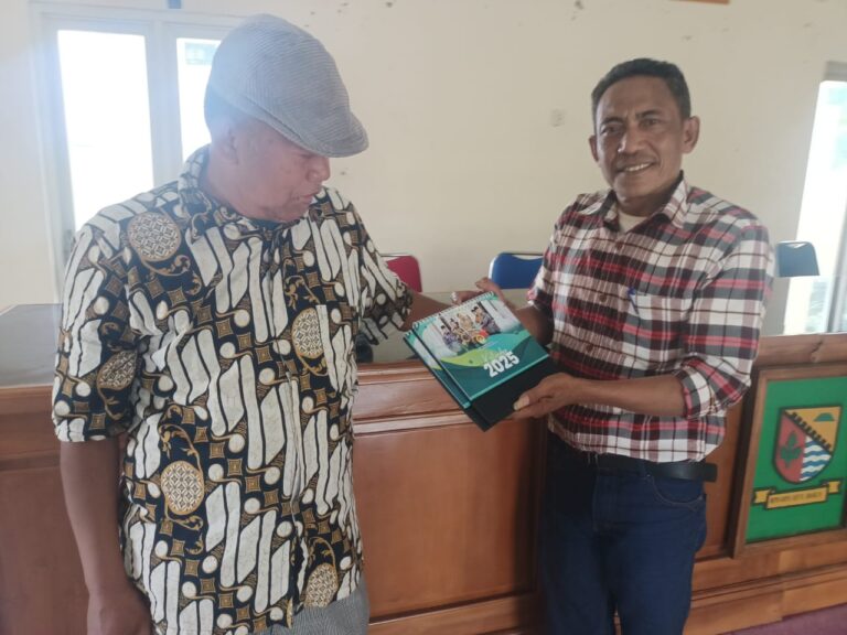 PAC LDII Banyusari Junti Silaturahim Sekaligus Pembagian Kalender Meja kepada Pejabat Desa