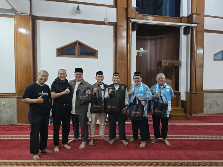 Perdana, Umbaraya dan Travel MCM Berangkatkan 38 Jamaah Umroh