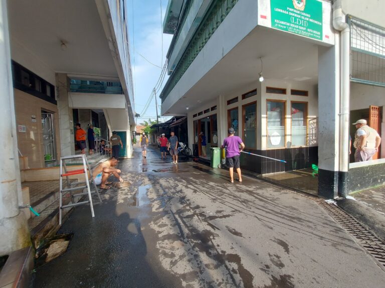 Warga LDII PC Bekasi Barat Laksanakan Aksi Kebersihan di Masjid Annajah Kranji Sambut Ramadhan 1446 H