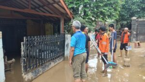 LDII Kota Bekasi, Senkom, dan SMA Al-Mubaarok Gelar Aksi Kemanusiaan bagi Korban Banjir