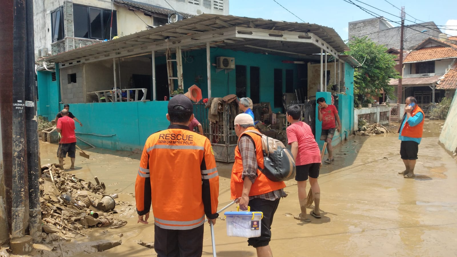LDII Kota Bekasi, Senkom, dan SMA Al-Mubaarok Gelar Aksi Kemanusiaan bagi Korban Banjir