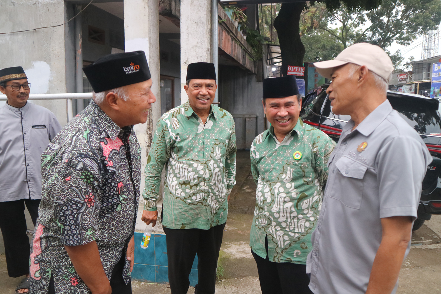 LDII Menyambut Kedatangan Tarya Witarsa dan Anggota Komisi C DPRD Kabupaten Bandung Saat Meninjau Masalah Drainase di Baleendah