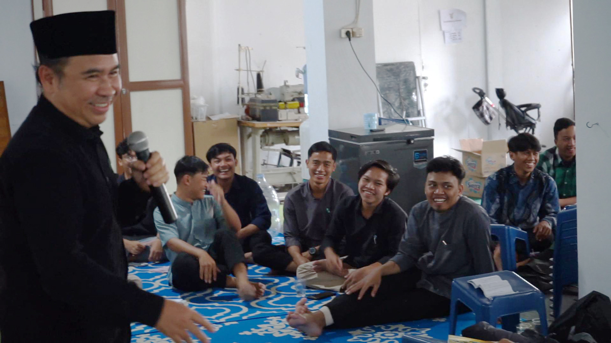 Didin suyadi memberikan materi dengan serius namun santai