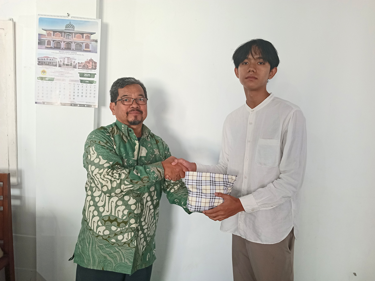 Jamhur saat memberikan hadiah pada salah seorang peserta ppgu 2025