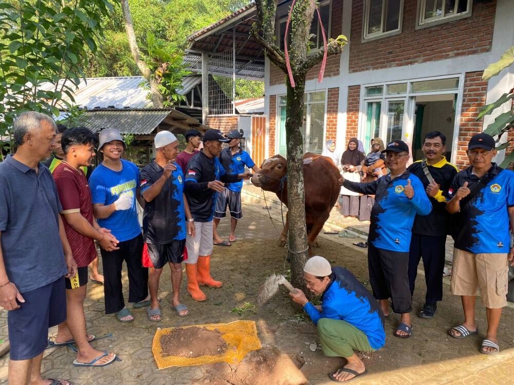 LDII Cimanggung Sembelih 7 Hewan Kurban, Bagikan 900 Bungkus Daging ke Warga Sekitar