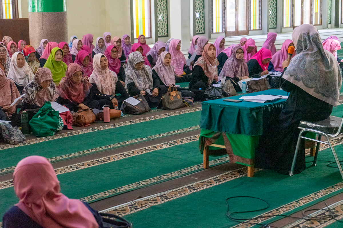 Antusiasme peserta serius mengikuti tausyiah dari ustazah rohmah