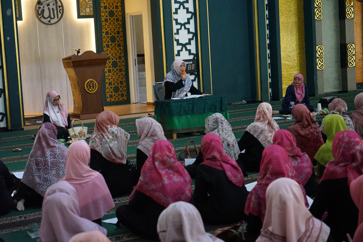 Rieneke fahala duduk kiri hj rohmah hj enung duduk kanan