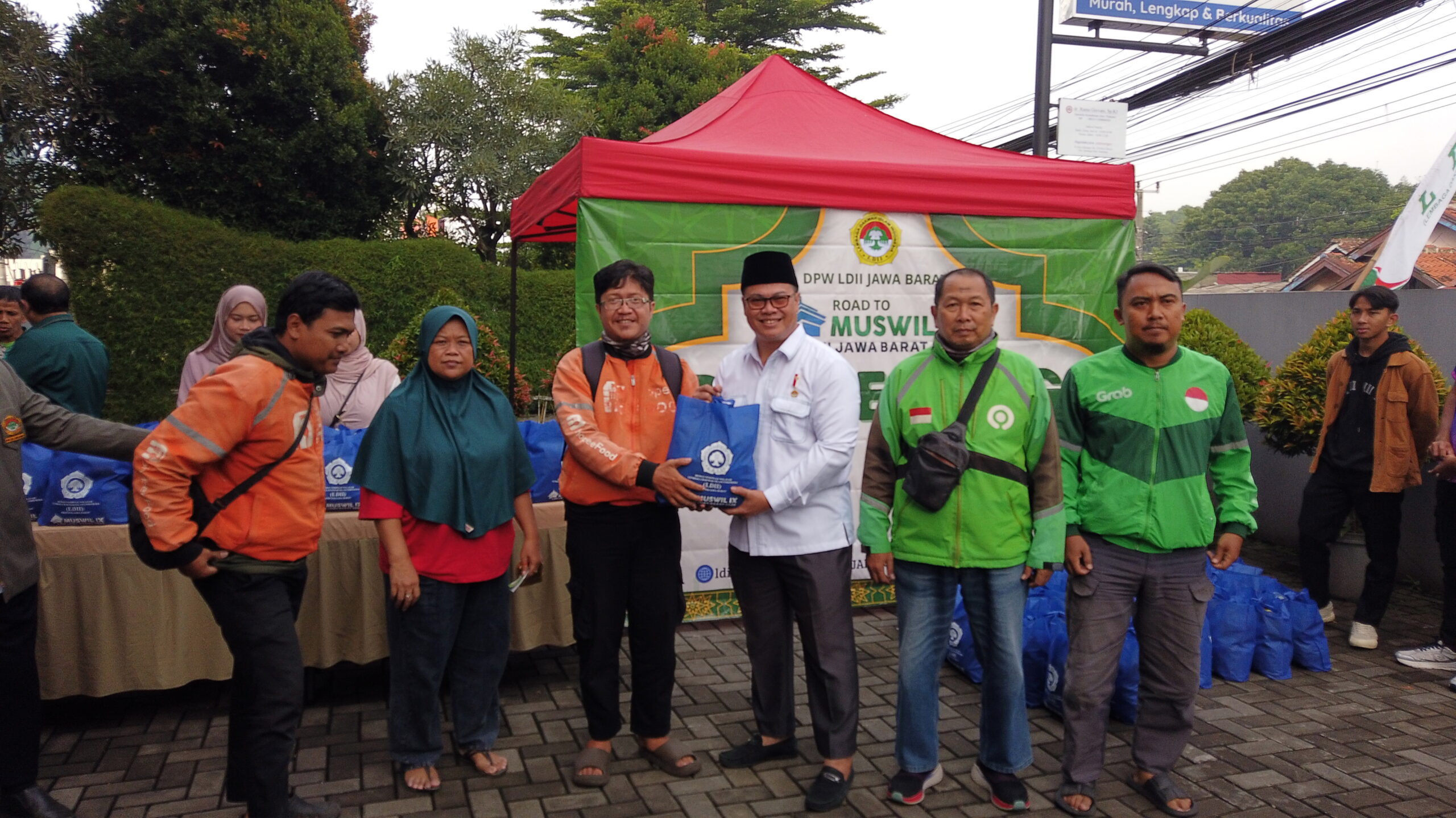 Pasar Murah Road to Muswil IX LDII Jabar Bantu Warga Jatinangor Tebus Sembako Rp20 Ribu