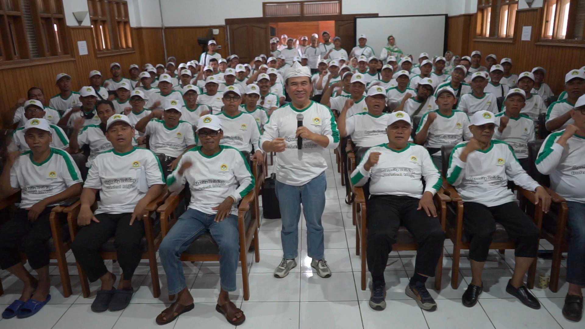 Didin Suyadi saat Mengajak Foto Bersama Peserta Capacity Building di Aula Hotel Mustika Ratu