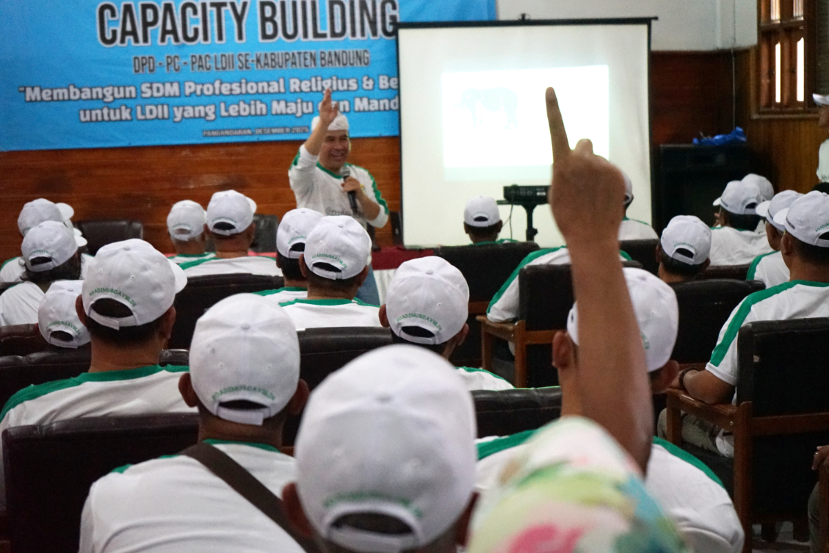 Didin Suyadi saat Mengajak Refleksi Pengurus pada Capacity Building di Aula Hotel Mustika Ratu Ajak Peserta Interaktif