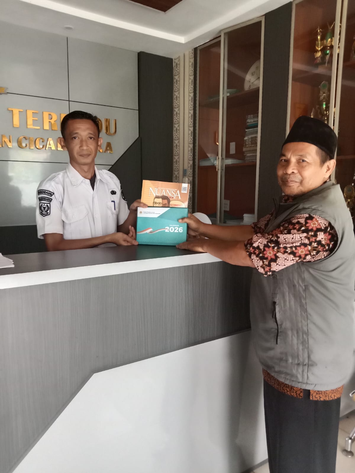 LDII Cicalengka Perkuat Silaturahmi dengan Forkopimcam melalui Penyerahan Kalender dan Majalah Nuansa (1)