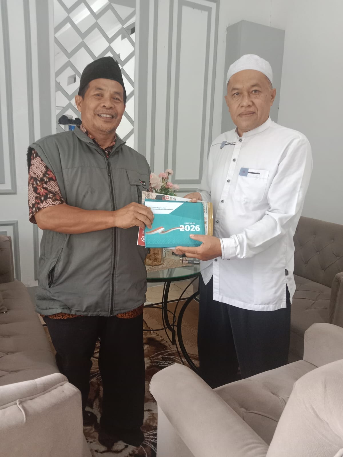 LDII Cicalengka Perkuat Silaturahmi dengan Forkopimcam melalui Penyerahan Kalender dan Majalah Nuansa (2)