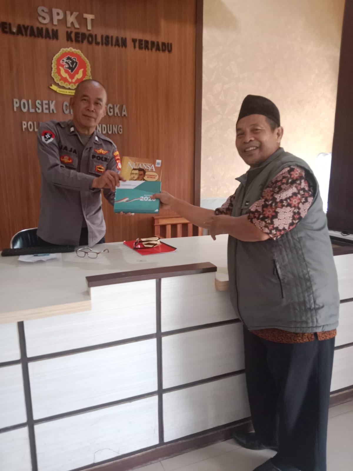 LDII Cicalengka Perkuat Silaturahmi dengan Forkopimcam melalui Penyerahan Kalender dan Majalah Nuansa (3)