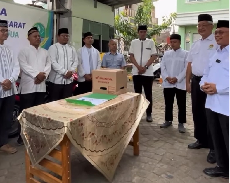 Serah Terima Bantuan Motor dari Gubernur Jawa Barat untuk Guru Ngaji LDII Bekasi