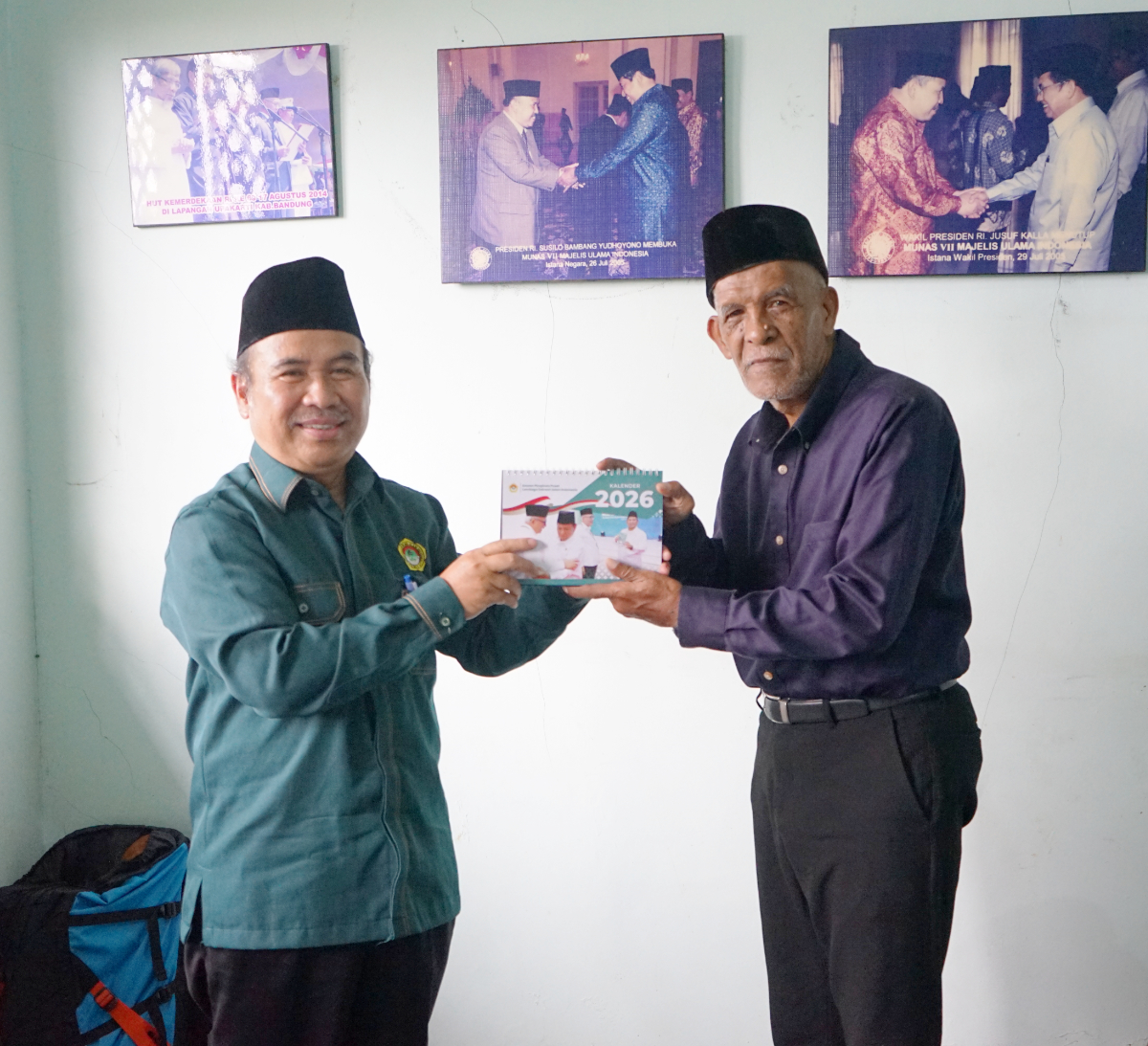 KH Ahmad Sobari menerima Kalender Meja LDII 2026 dari Didin Suyadi