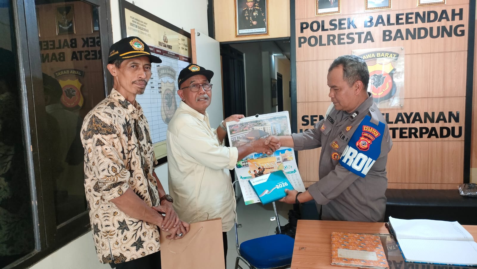PC LDII Baleendah Silaturahim dengan Forkopimcam, Serahkan Kalender 2026 dan Majalah Nuansa (2)