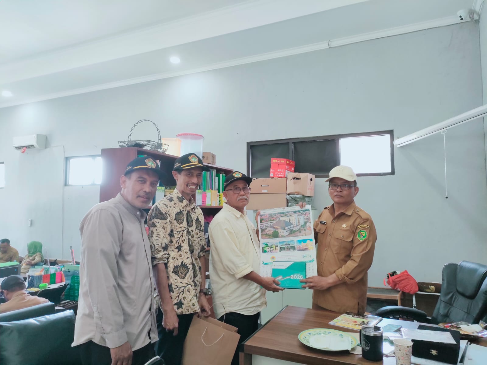 PC LDII Baleendah Silaturahim dengan Forkopimcam, Serahkan Kalender 2026 dan Majalah Nuansa (3)