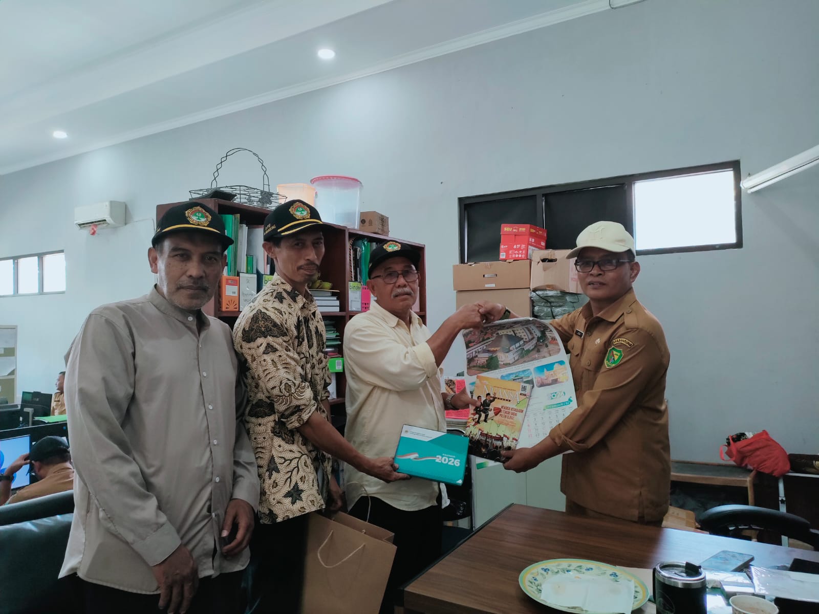 PC LDII Baleendah Silaturahim dengan Forkopimcam, Serahkan Kalender 2026 dan Majalah Nuansa (9)