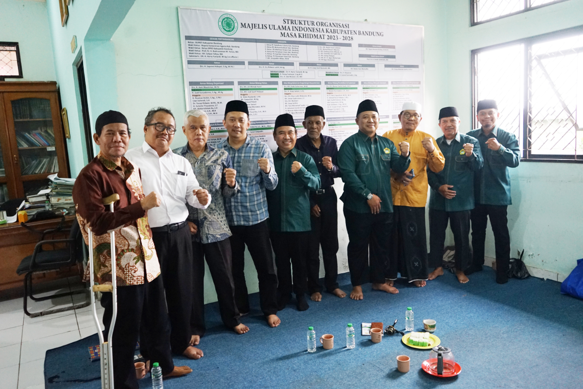Foto bersama pengurus 2 ormas Islam LDII dan MUI kabupaten Bandung