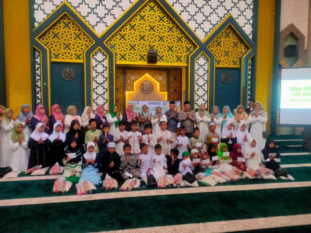 Foto bersama Para narasumber dengan anak yatim penerima manfaat