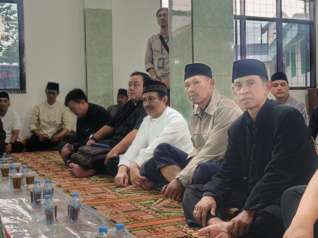 Asep Soleh Memotret rekan pengurus PC LDII Ciparay yang hadir dalam Safari Ramadan Bupati Bandung ke
