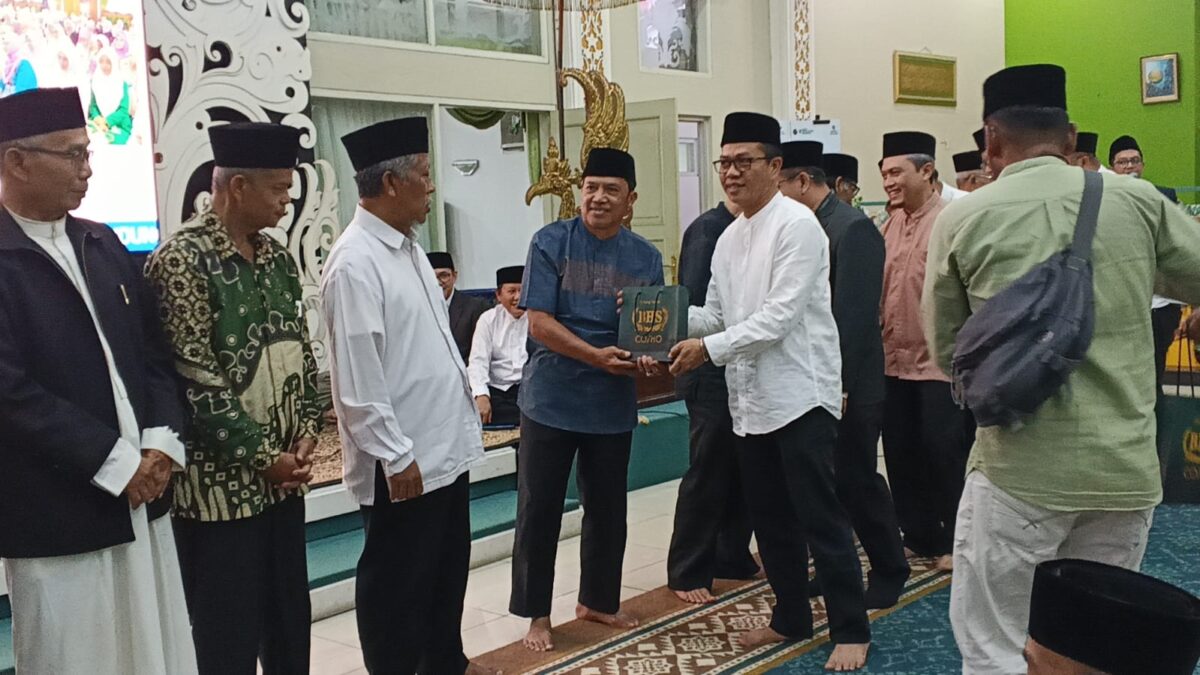 H Setyanto foto bersama Bupati Dadang Supriatna di acara Nuzulul Quran 17 Ramadhan 1447 H Jumat 6 Maret
