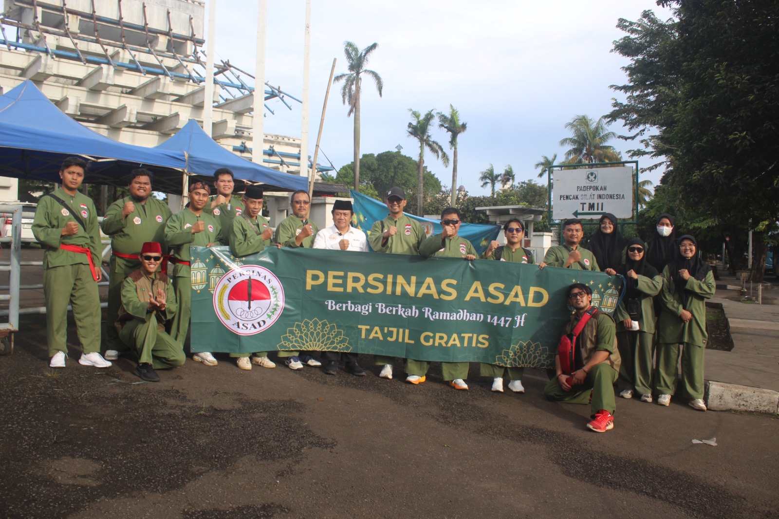 Atlet Pencak Silat Warga LDII di PERSINAS ASAD Ikut Aksi Berbagi Takjil Ramadan Serentak di Berbagai Daerah