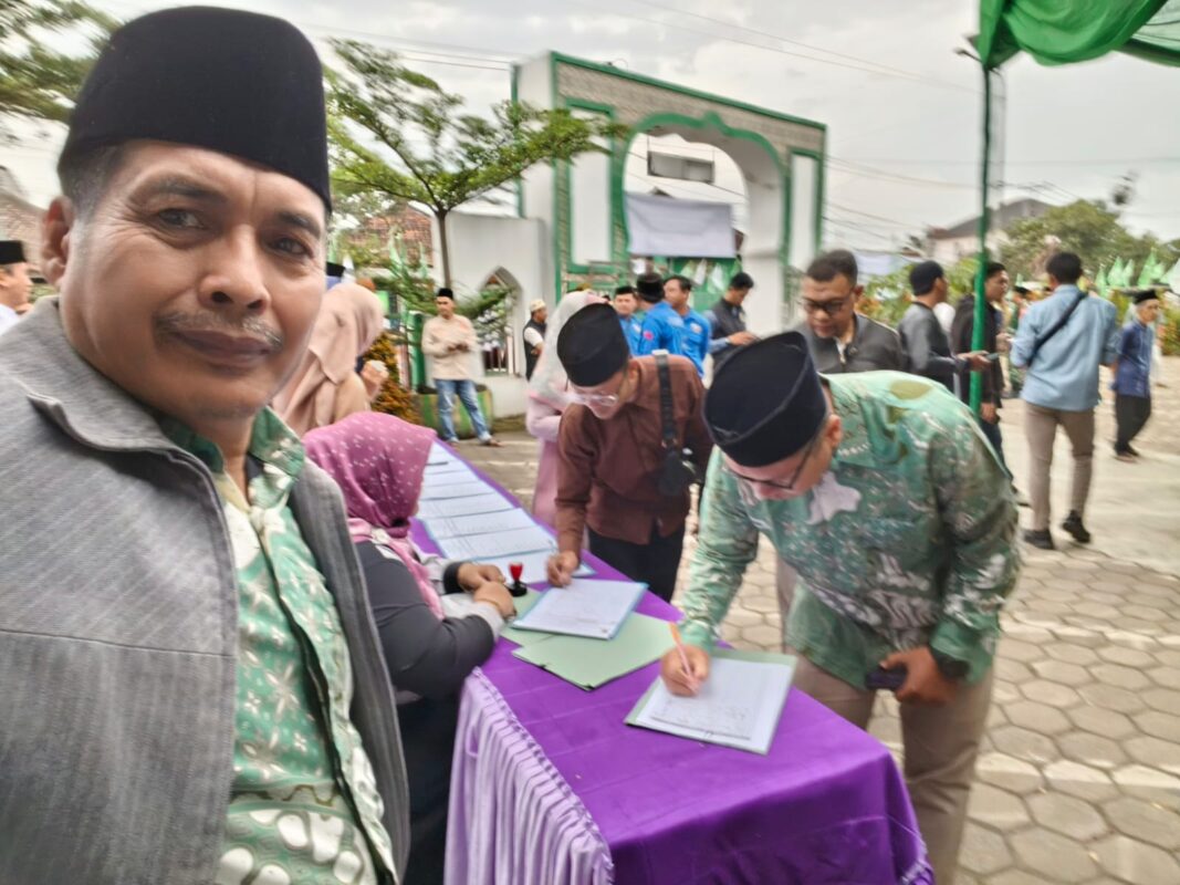 Rombongan DPD LDII dan PC Baleendah Isi Absensi Kehadiran