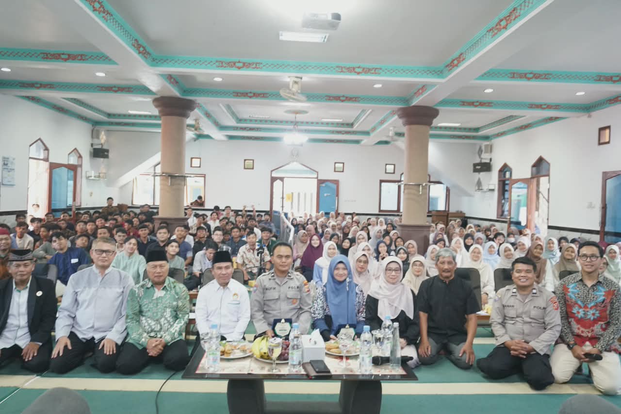 Hadirkan Narasumber dari Kepolisian dan Akademisi Foto Bersama