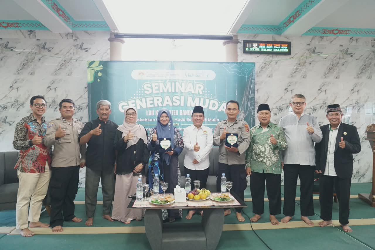 Hadirkan Narasumber dari Kepolisian dan Akademisi Foto Bersama