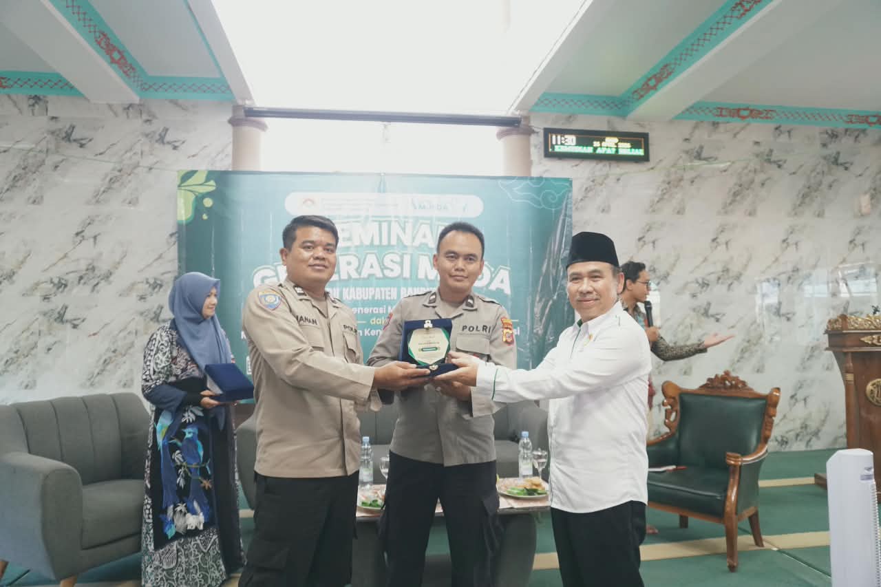 Hadirkan Narasumber dari Kepolisian dan Akademisi penyerahan plakat