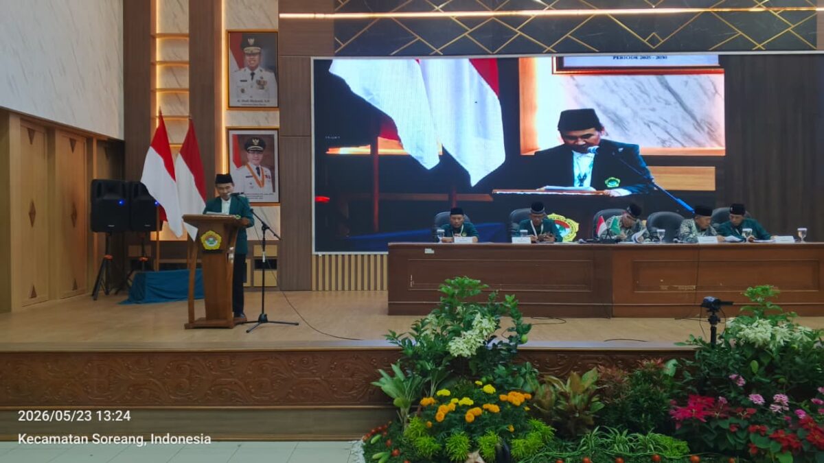 Ketua DPD LDII Kabupaten Bandung, Drs. H. Didin Suyadi, membacakan laporan pertanggungjawaban masa bakti 2021–2026 dalam forum MUSDA VIII LDII Kabupaten Bandung, Sabtu (23/5/2026).