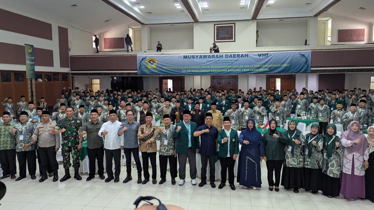 Didin suyadi berfoto bersama KDS dan peserta MUSDA VIII LDII KABUPATEN BANDUNG