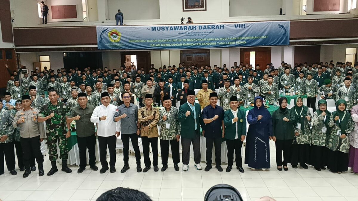 Didin suyadi berfoto bersama KDS dan peserta MUSDA VIII LDII KABUPATEN BANDUNG
