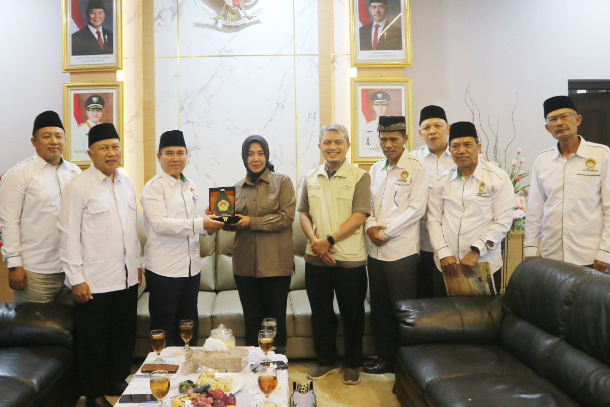 Foto Bersama DPD LDII dengan DPRD Kabupaten Bandung Penyerahan Plakat