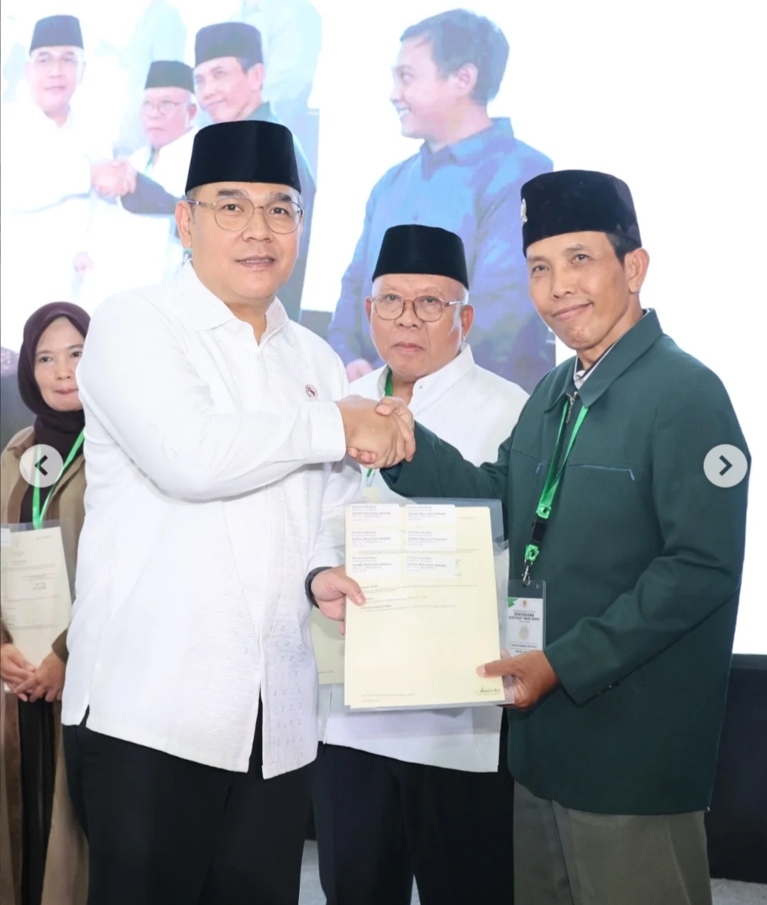 Serah terima sertifikat wakaf SHM dari Wamen ATR Ossy Dermawan kepada Andi Mulya (LINES)
