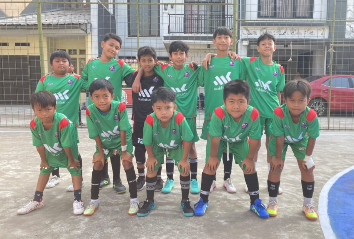 Muhammad Arkan Virendra (kedua dari kanan belakang) berhasil meraih penghargaan Top Scorer FORSTRI 2026 sekaligus mengantarkan tim futsal Margaasih-Margahayu menjadi juara.