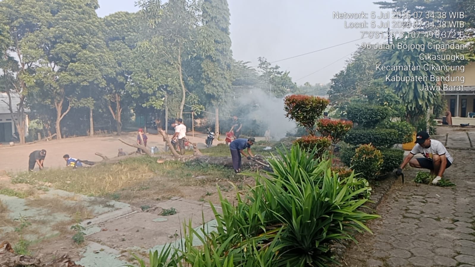 Kerja Bakti di Cikancung, Ketua PC LDII UUS Suherman Turun Langsung Pimpin Pembersihan Masjid Riyadul Jannah