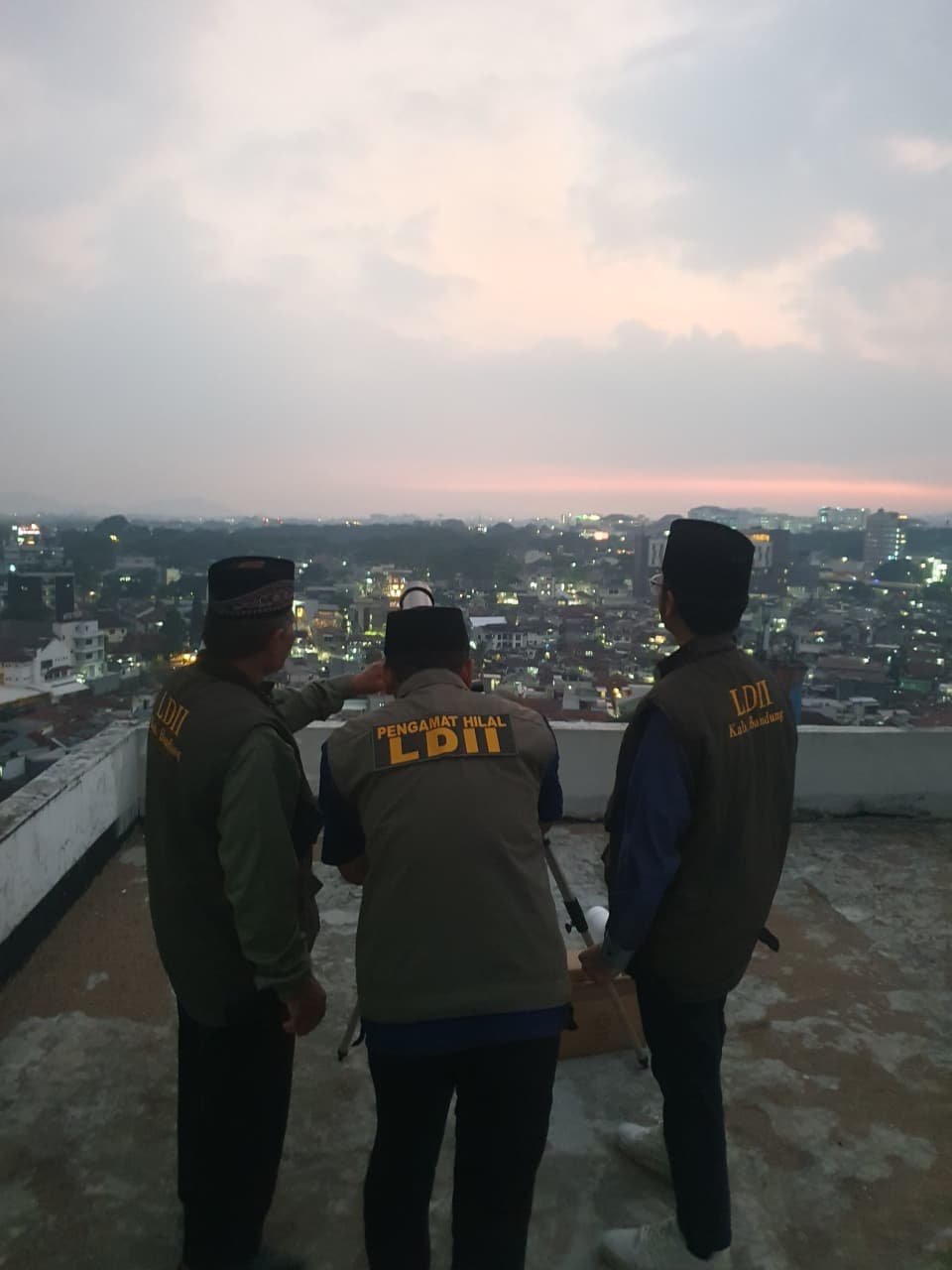 Tim Rukyat DPD LDII Kabupaten Bandung melakukan pengamatan hilal awal Bulan Safar 1448 Hijriah di Observatorium Al-Biruni Universitas Islam Bandung.