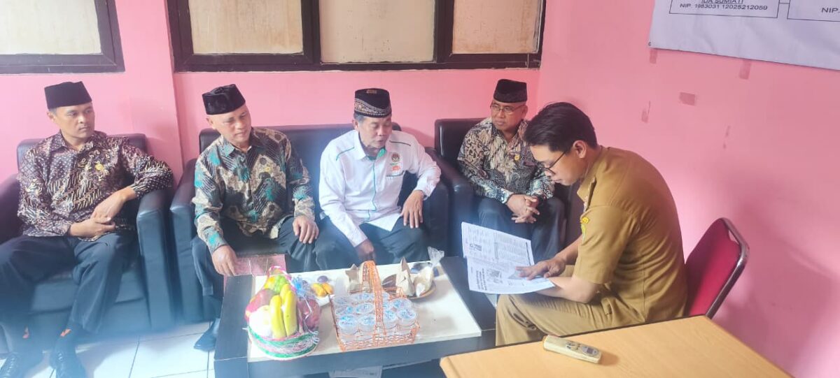 Penyerahan Majalah Nuansa dari LDII kepada Lurah Baleendah
