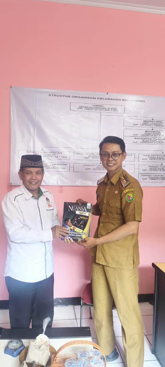 Penyerahan Majalah Nuansa dari LDII kepada Lurah Baleendah