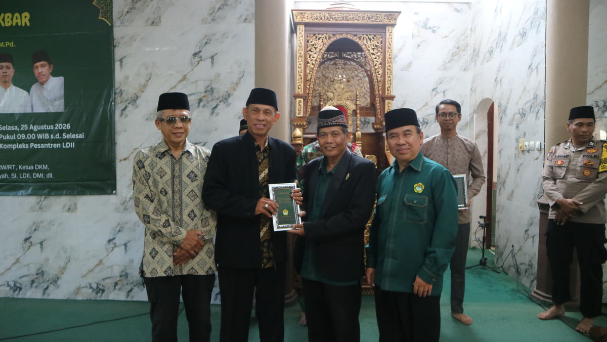 Abdul Faqih Menyerahkan Plakat kepada MUI