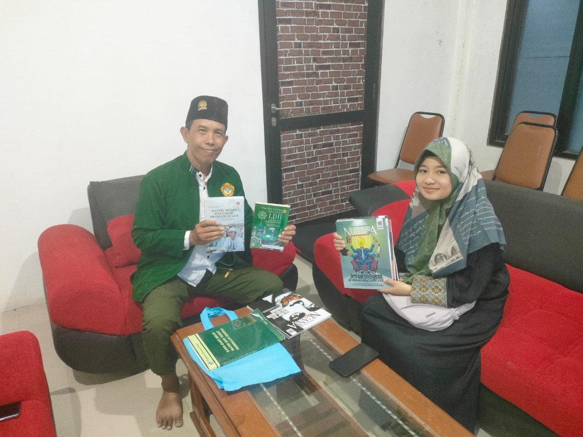 Mahasiswi UNINUS Serahkan Cinderamata kepada PC LDII Rancaekek Usai Penelitian